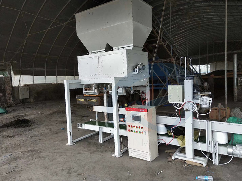 The fertilizer double-bucket powdered one-person operation packaging machine has been successfully i