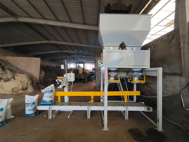 Chicken manure organic fertilizer double station powder packaging machine put into operation